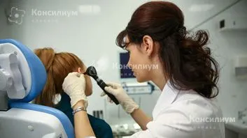Почему  болит ухо?